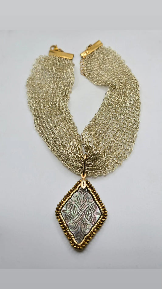 Collar Tejido con colgante de nacar tallado