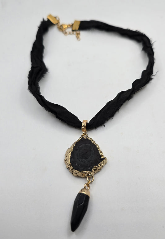 Chocker seda negro con colgante de piedra druza
