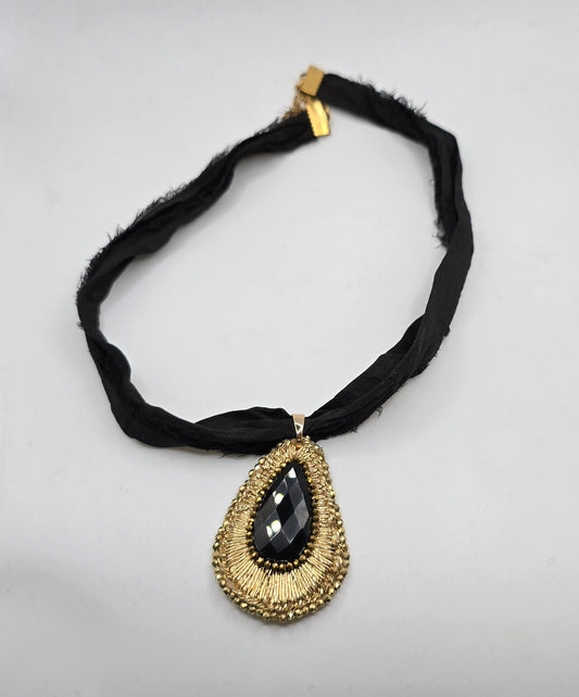 Collar de seda con colgante Bordado