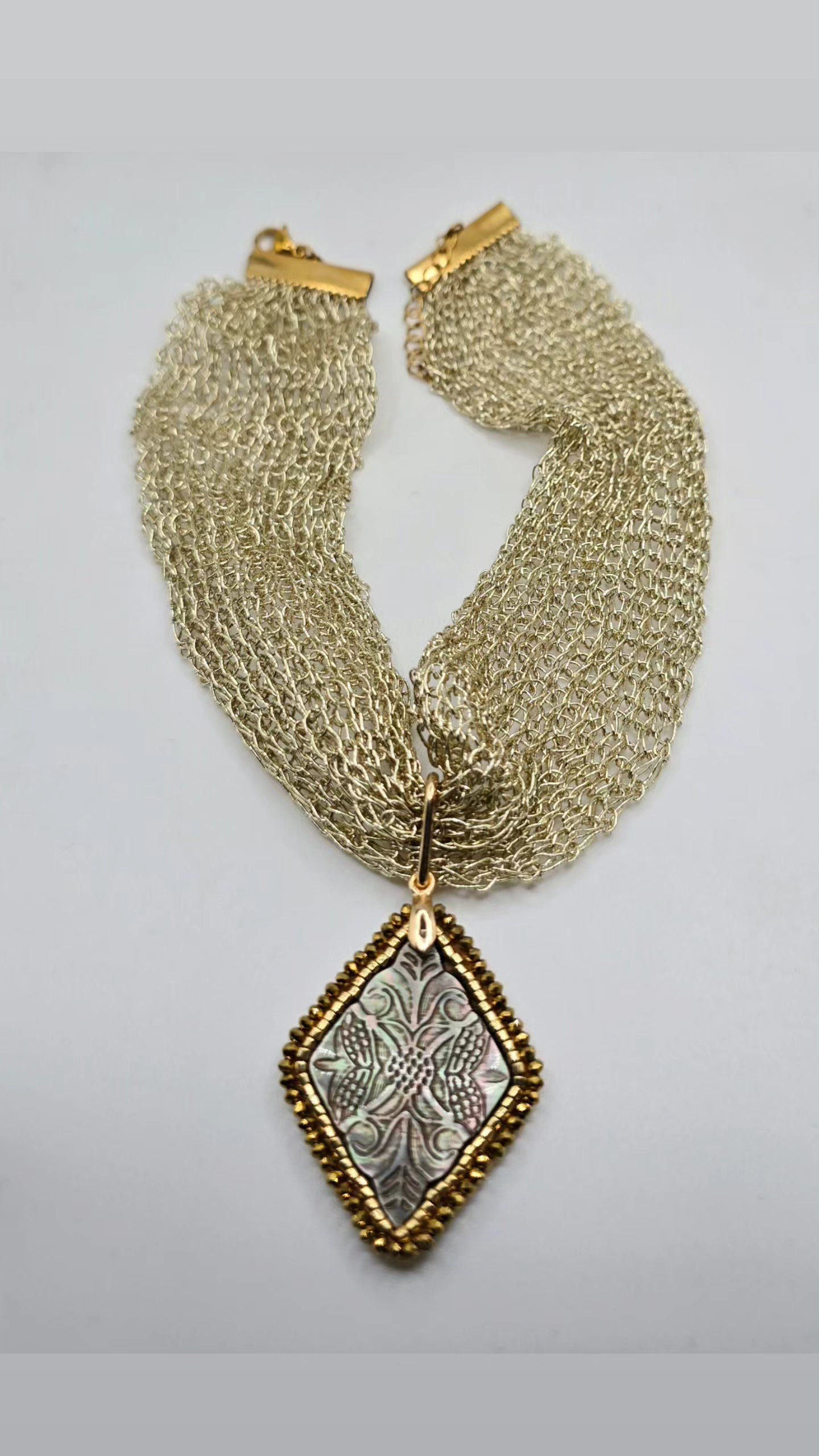 Collar Tejido con colgante de nacar tallado