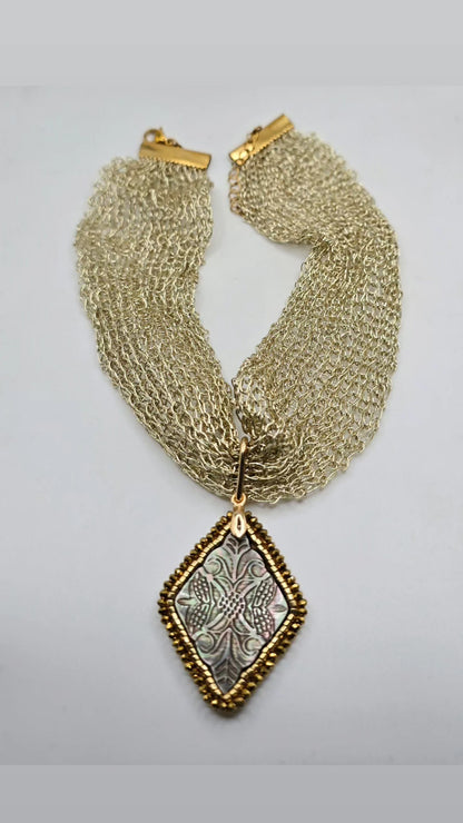 Collar Tejido con colgante de nacar tallado