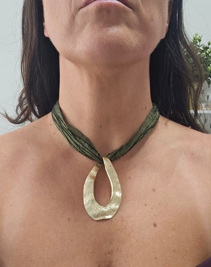 Collar seda verde