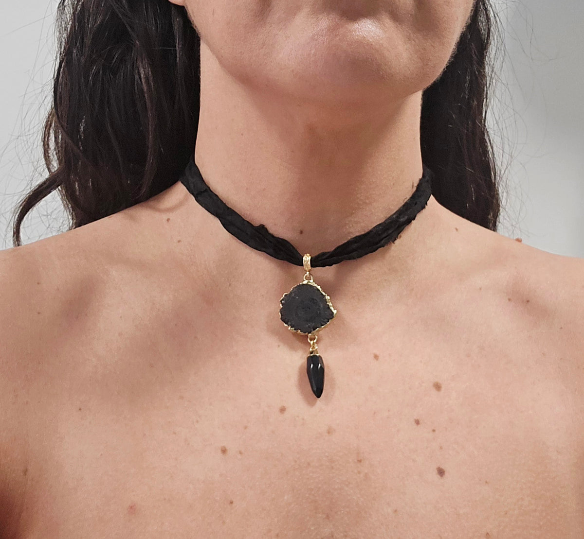 Chocker seda negro con colgante de piedra druza