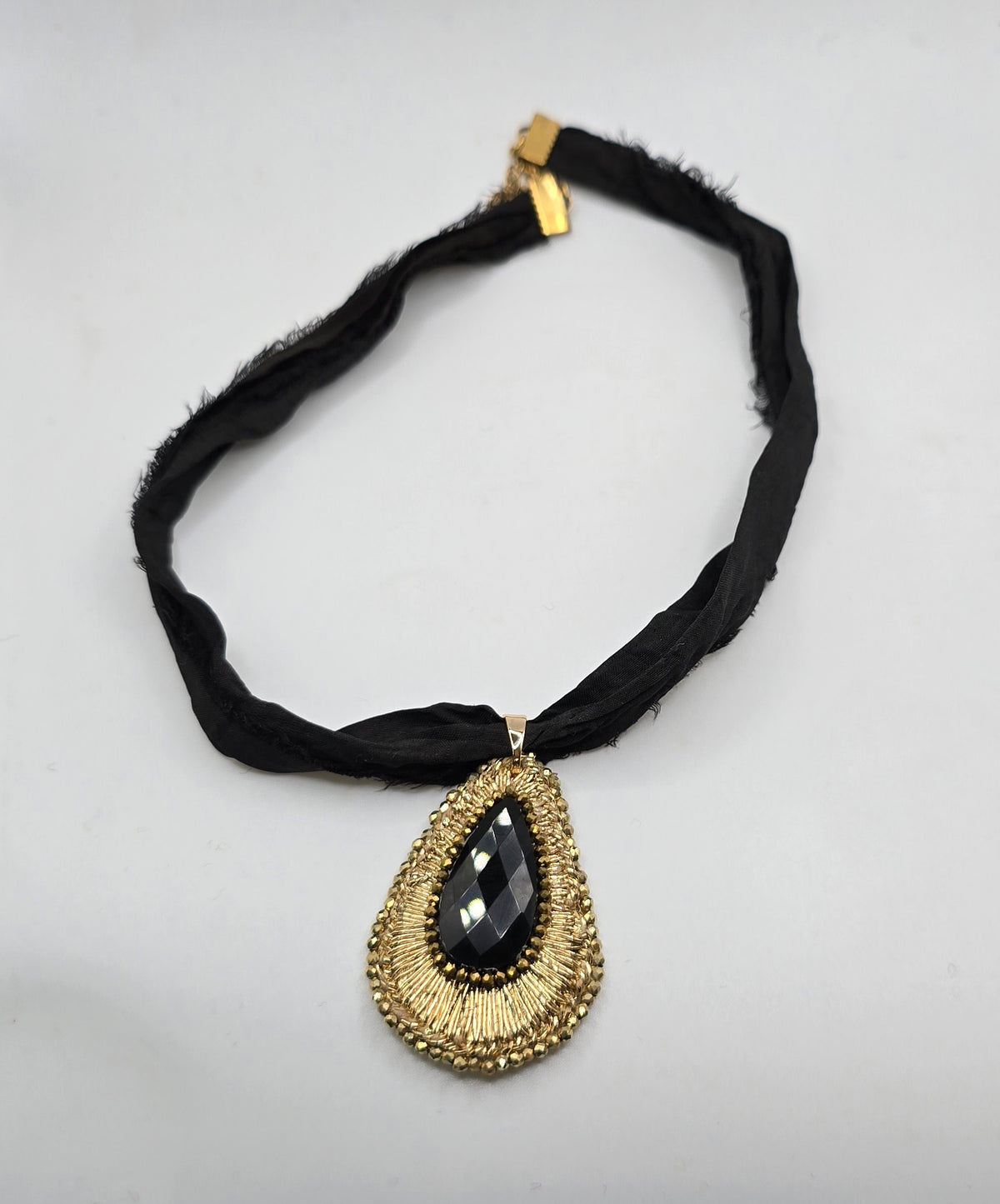Collar de seda con colgante Bordado
