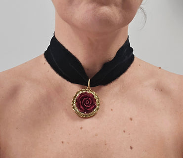 Chocker Terciopelo con colgante bordado