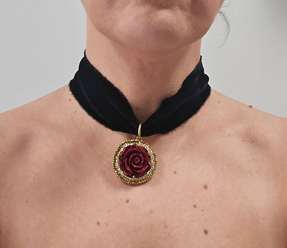 Chocker Terciopelo con colgante bordado