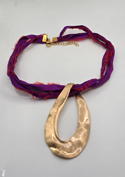 Collar seda burdeo