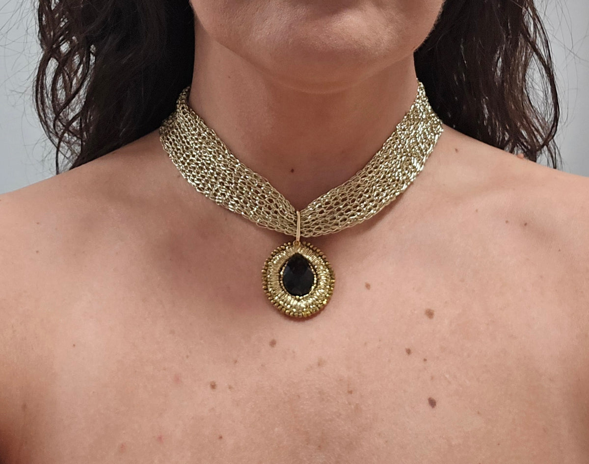 Collar Tejido con colgante Bordado
