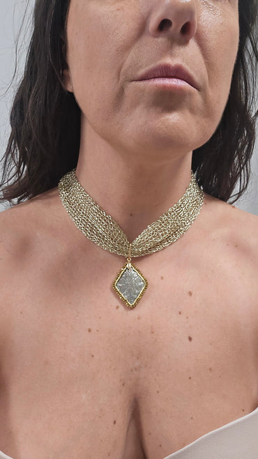 Collar Tejido con colgante de nacar tallado