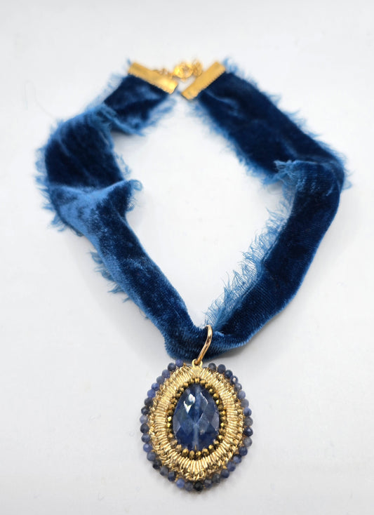 Chocker Terciopelo con colgante bordado