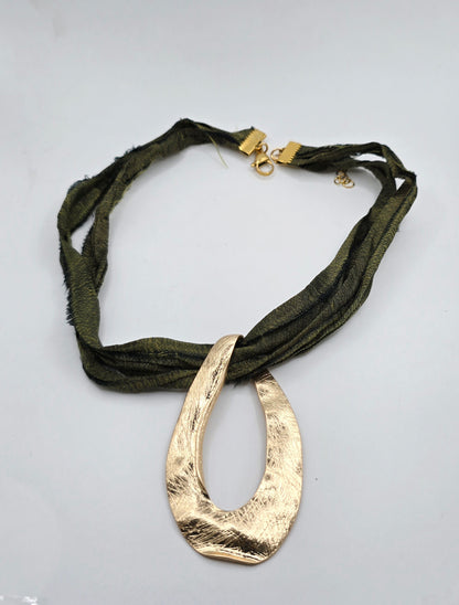 Collar seda verde