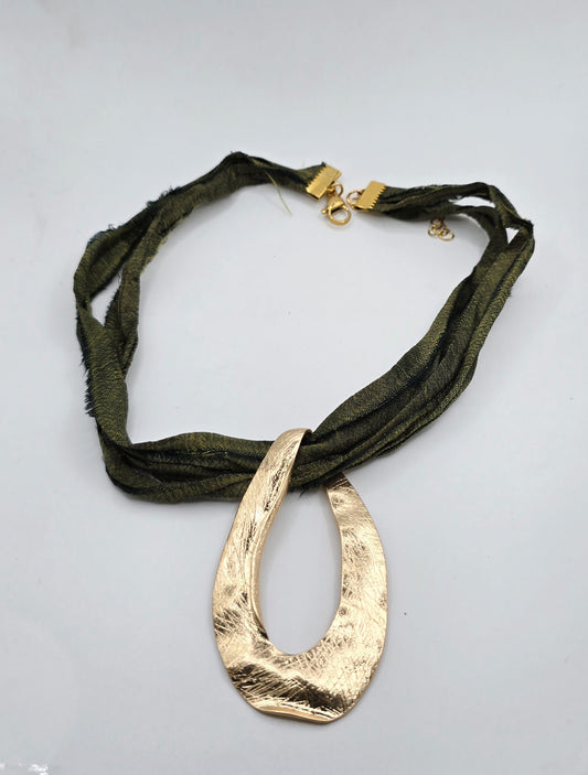 Collar seda verde