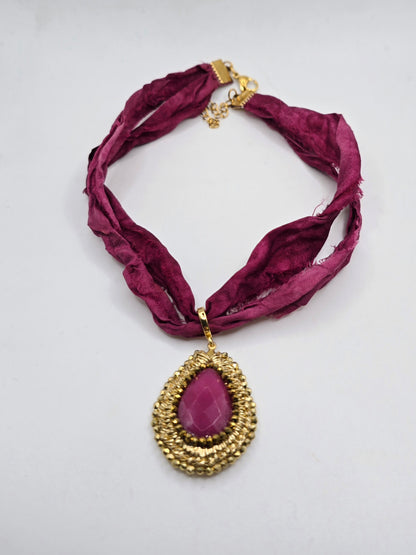 Chocker de seda con colgante Bordado