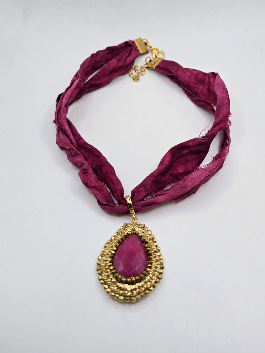 Chocker de seda con colgante Bordado