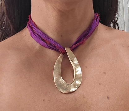 Collar seda burdeo