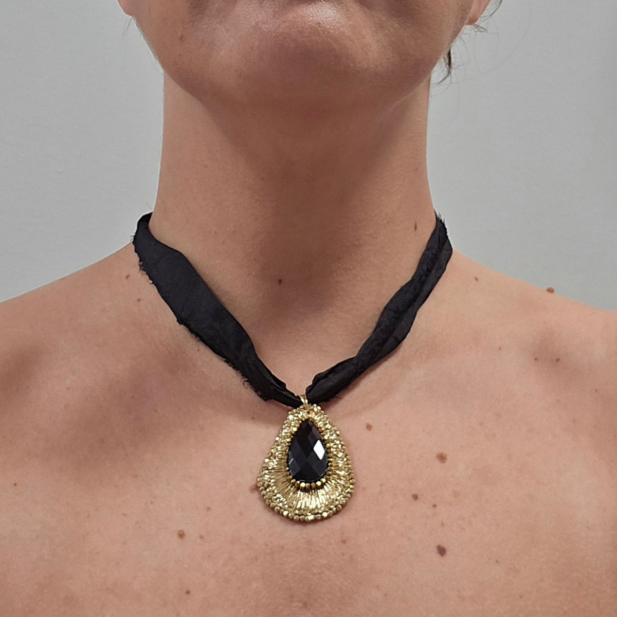 Collar de seda con colgante Bordado