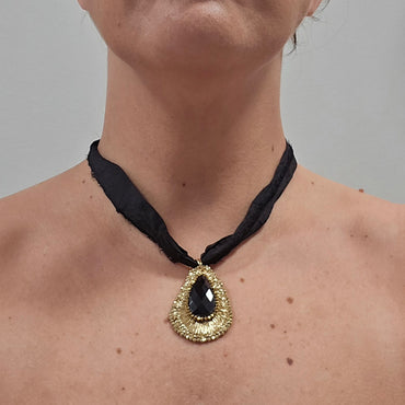 Collar de seda con colgante Bordado