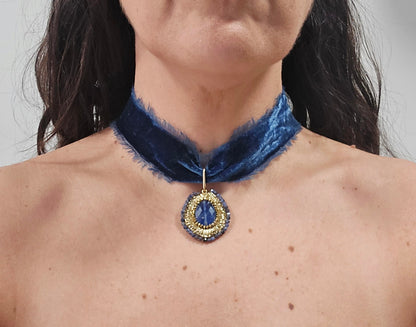 Chocker Terciopelo con colgante bordado