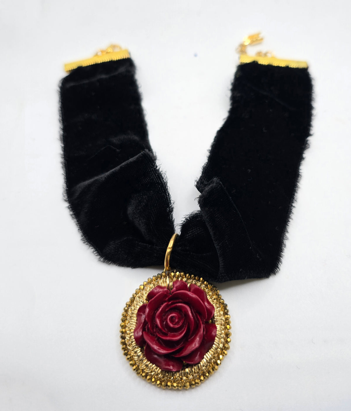 Chocker Terciopelo con colgante bordado