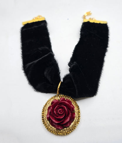 Chocker Terciopelo con colgante bordado